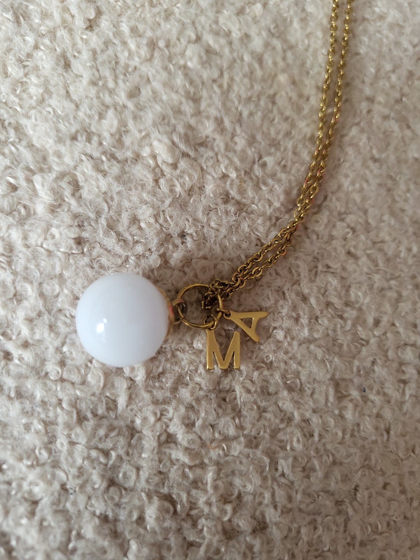 Collier - perle de lait et initiale multipes