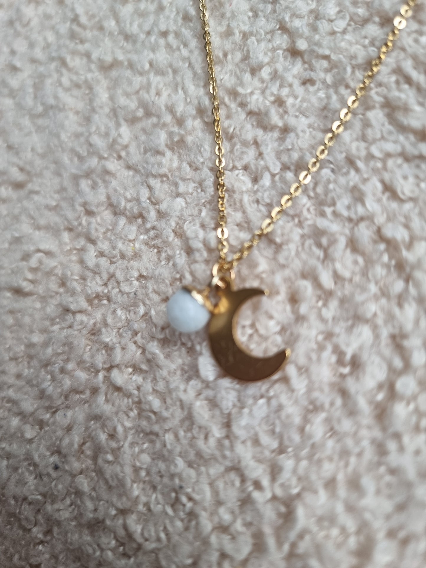 Collier Lune et sa pierre naturelle