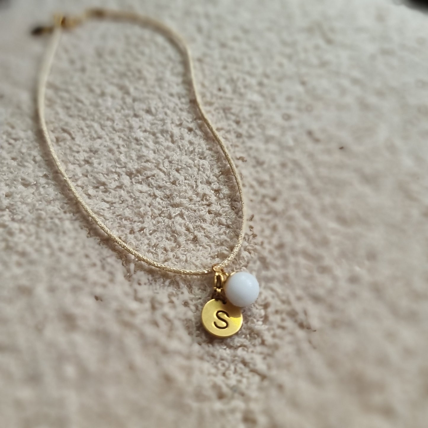 Collier Mokuba - perle de lait et initiale